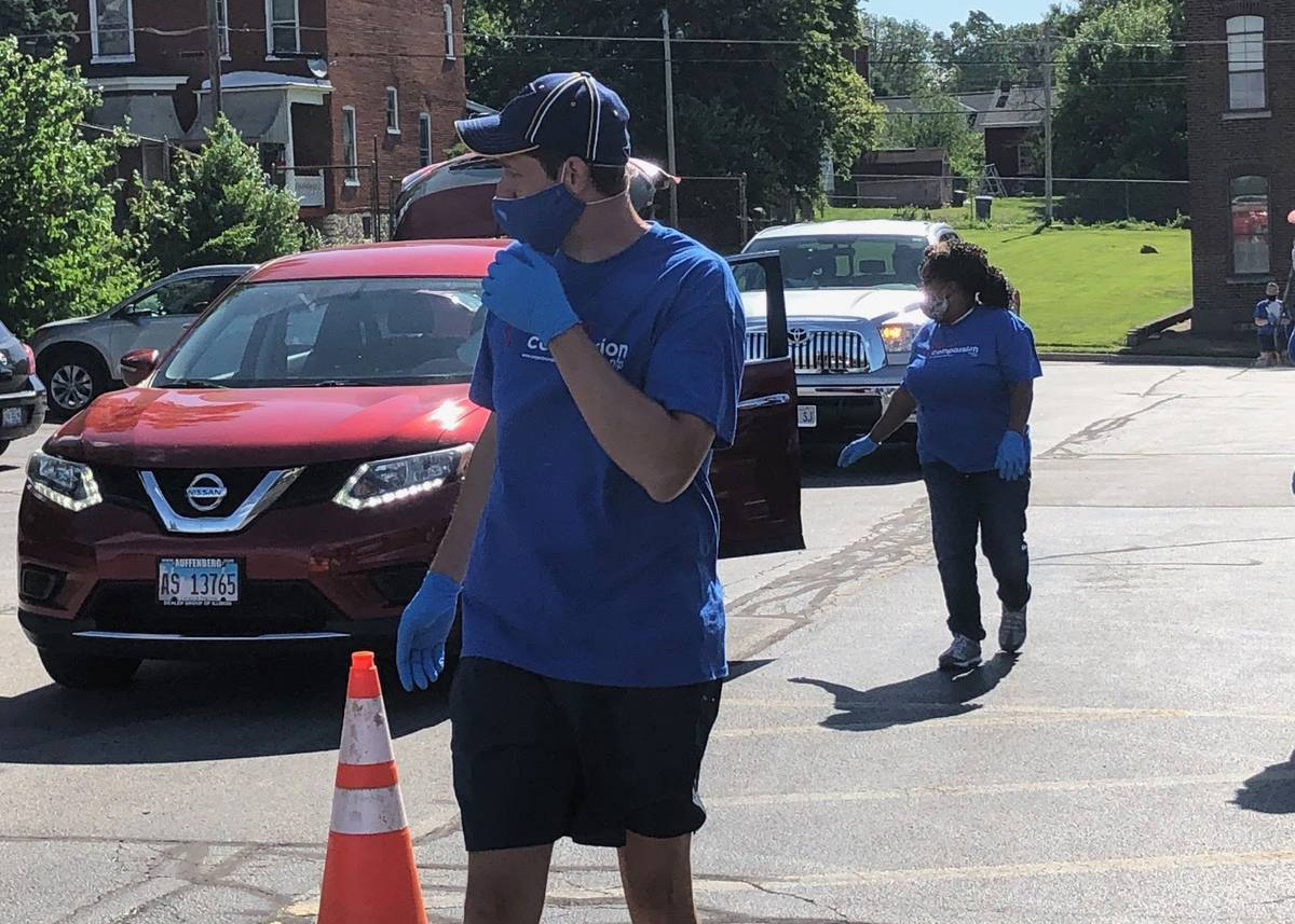 Helpers helping with Mobile Food Drive
